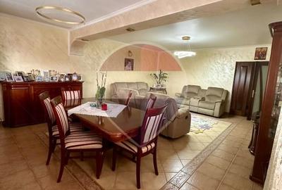 Casă / Vilă cu 8 camere de vânzare în Suceava - 11