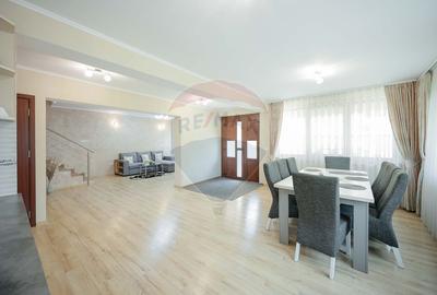 Casă / Vilă de vânzare cu 7 camere, în Haieu - 1