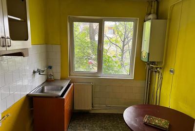 Apartament cu 3 camere semidecomandat în Podu Roș