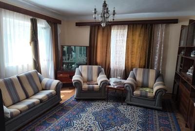 Casă individuală cu 5 camere în Central