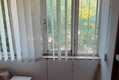 De VÂNZARE: Apartament e cu 3 camere, Decomandat – Etaj 1/3 - 18