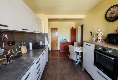 Apartament cu 4 camere semidecomandat, mobilat în Brâncoveanu