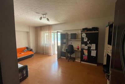 Apartament cu 3 camere decomandat în Nicolina