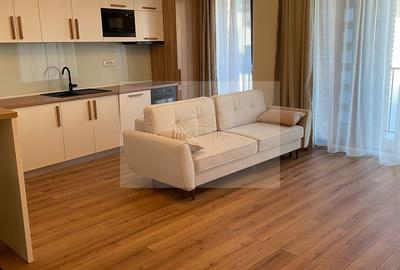 Apartament cu 3 camere semidecomandat, mobilat în Central