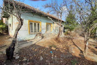 Casă individuală cu 2 camere în Est