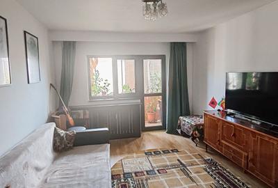 Apartament cu 3 camere decomandat în Tineretului