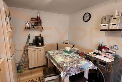 Casa de vanzare, 3 camere,  situata in zona CET - 9