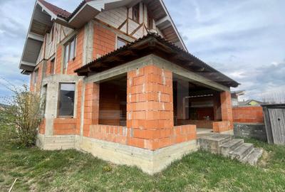 Casă individuală cu 5 camere în Unirea