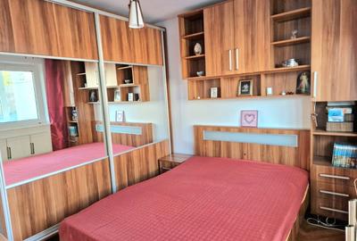 Apartament cu 3 camere decomandat în Astra