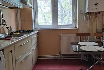 Apartament cu 3 camere semidecomandat în Micro 19
