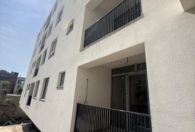 Apartament cu 3 camere semidecomandat în Moșilor