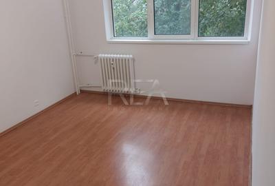 Apartament cu 4 camere semidecomandat în Drumul Taberei