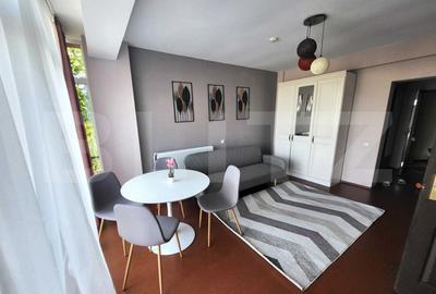 Apartament cu 2 camere semidecomandat, mobilat în Bucium