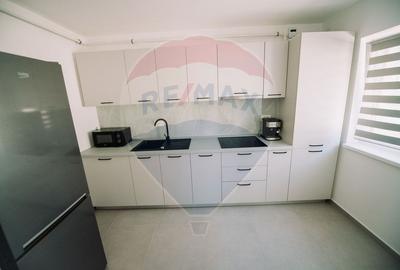 Apartament cu 3 camere decomandat, mobilat în Central