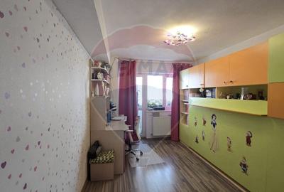 Apartament cu 3 camere decomandat, mobilat în Est