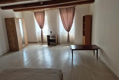 Apartament cu 3 camere decomandat, mobilat în Centrul Istoric