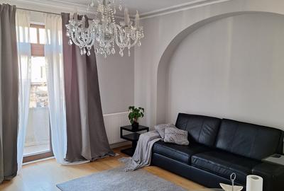 Apartament cu 3 camere decomandat în P-ța Romană