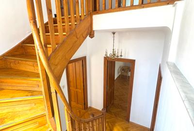 Casă cu 5 camere în P-ța Romană