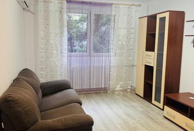Apartament cu 3 camere decomandat, mobilat în Tei