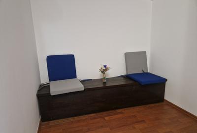 De închiriat apartament cu 3 camere la et 1 si o garsoniera la parter,imobil cas - 8