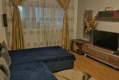 Apartament cu 3 camere decomandat în Metalurgie