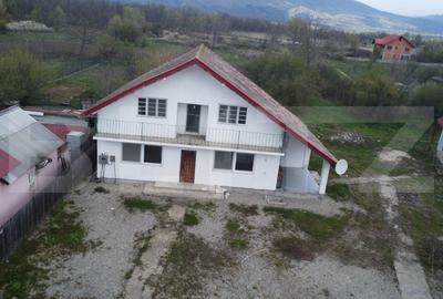 Casă individuală cu 6 camere în Arcani