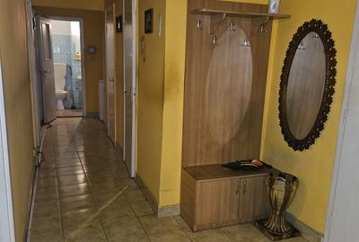 Apartament cu trei camere decomandat - 1