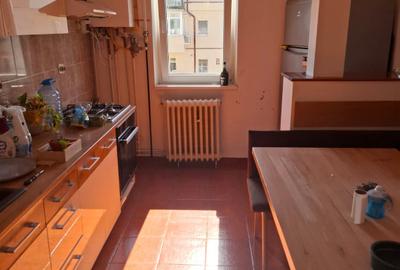 Apartament cu 3 camere decomandat, mobilat în Mihai Viteazul