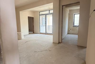 Apartament cu 3 camere semidecomandat în Moșilor