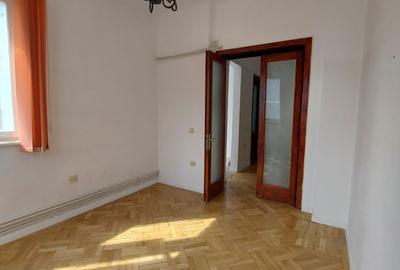 Vanzare 3 sau 4 camere in vila robustă Cotroceni la etajul 1, intrare separată - 9