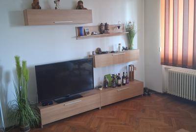 Apartament cu 3 camere semidecomandat în Giulești