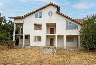 Casă cu 16 camere în Micro 12