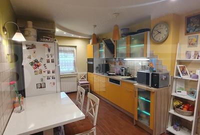 Apartament cu 3 camere semidecomandat, mobilat în Girocului