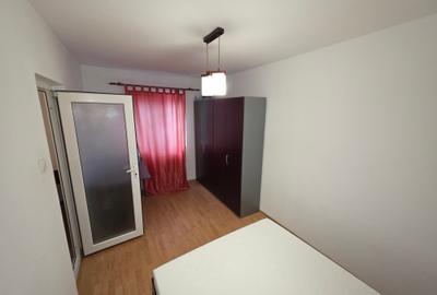 Apartament cu 3 camere semidecomandat în Inel II