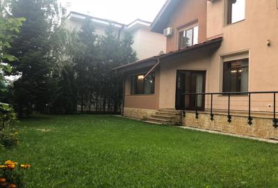 Casă cu 6 camere în Iancu Nicolae