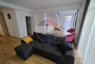 Apartament cu 3 camere, mobilat în Central