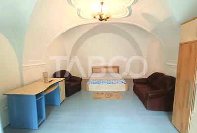 Apartament cu 3 camere semidecomandat, mobilat în Orașul de Jos