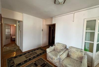 De vanzare Apartament 3 camere, zona Centru. - 2