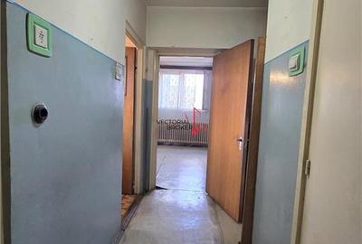 Garsoniera in bloc mixt- Metrou OBOR - 3