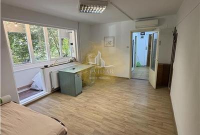 Apartament cu 3 camere semidecomandat, mobilat în Circumvalațiunii