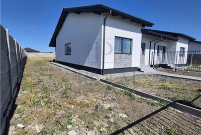 Duplex pe parter - 2 dormitoare - 3 bai ( o baie pe terasa ) - zona in plina dez - 3