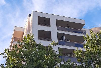 Apartament cu 2 camere semidecomandat, mobilat în Decebal