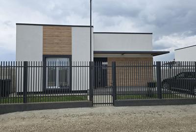 Casă cu 4 camere în Berceni