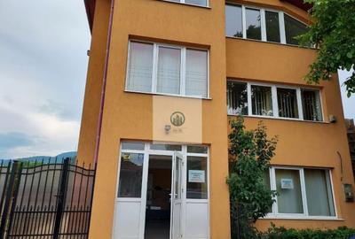 Casă individuală cu 12 camere în Periferie