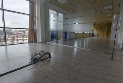 Birou, 120 mp în P-ța Unirii