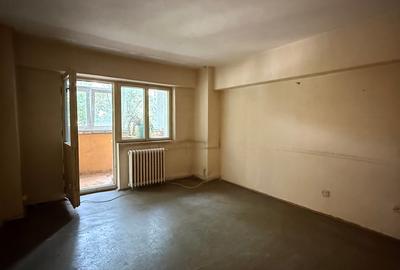 Apartament cu 3 camere semidecomandat în Păcii