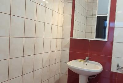 Inchiriez apartament de 2 camere, la casa situat in Piata Cluj ,la parter,60mp - 8