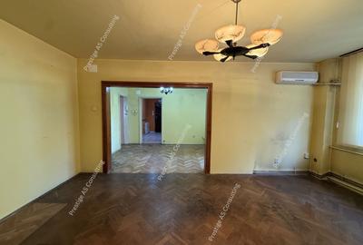 Apartament cu 4 camere decomandat în Central