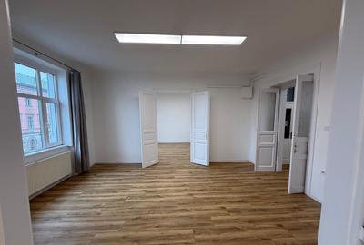 Apartament cu 4 camere, mobilat în Central