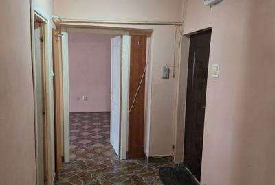 Apartament 2 camere 54 mp, decomandat, et. 3, zona Piata mare - 1